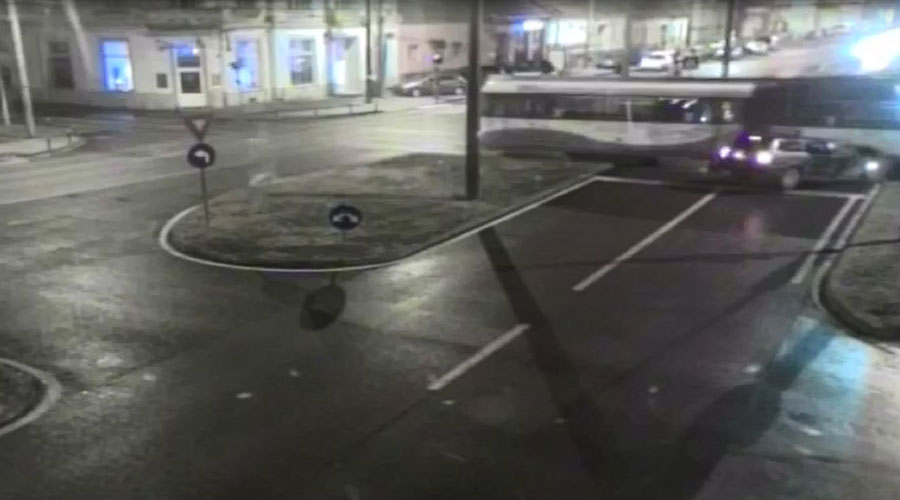 Video: Un tânăr de 18 ani a intrat cu maşina într-un tramvai! Ce au descoperit poliţiştii care au ajuns la locul accidentului?