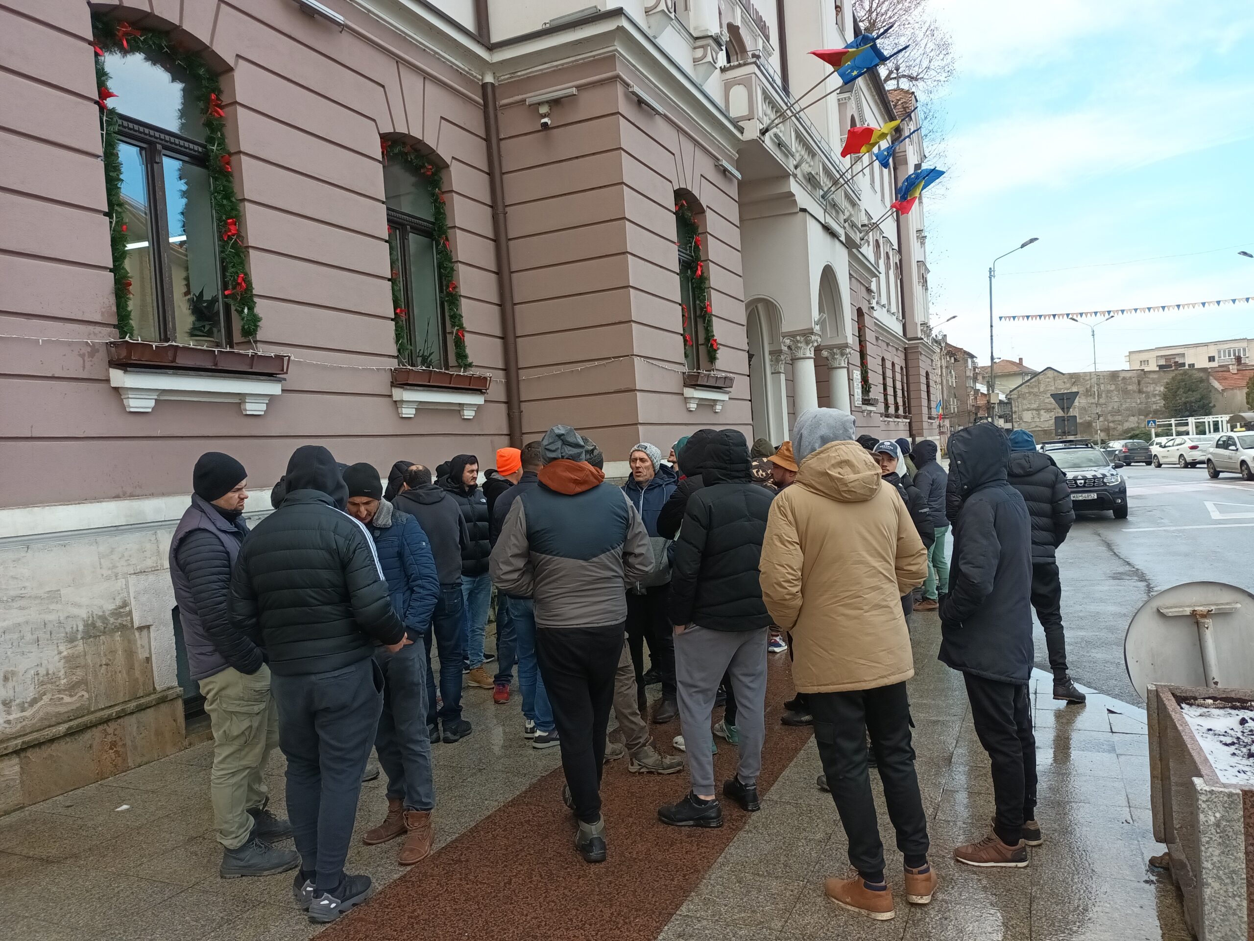 Pașnici, dar nemulțumiți! Protest spontan al fermierilor și transportatorilor în fața Primăriei Lugoj – Redeșteptarea