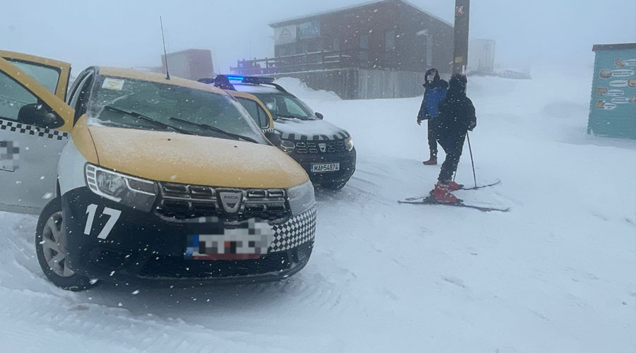 Tupeul fără margini al unui taximetrist! A urcat cu mașina pe pârtia de schi, pentru a-și crește profit!