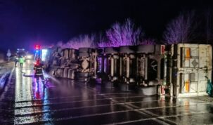 Un autotren incarcat cu floarea soarelui s-a rasturnat in Cretesti