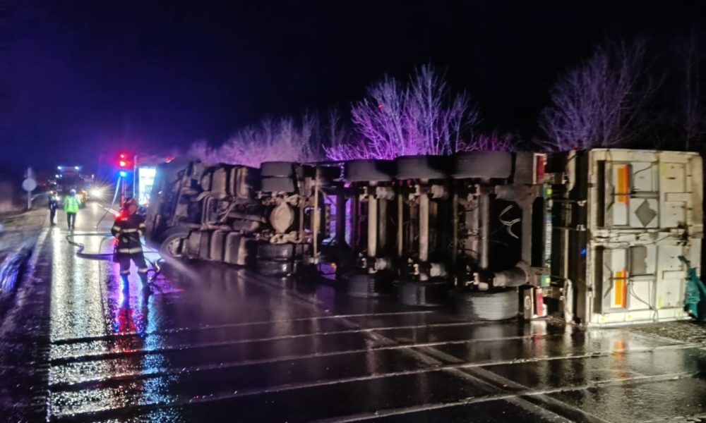 Un autotren incarcat cu floarea soarelui s-a rasturnat in Cretesti