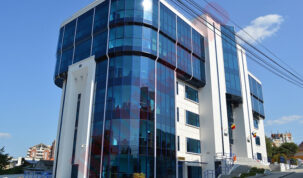 Trimis în judecată din arest la domiciliu pentru conducere fără permis