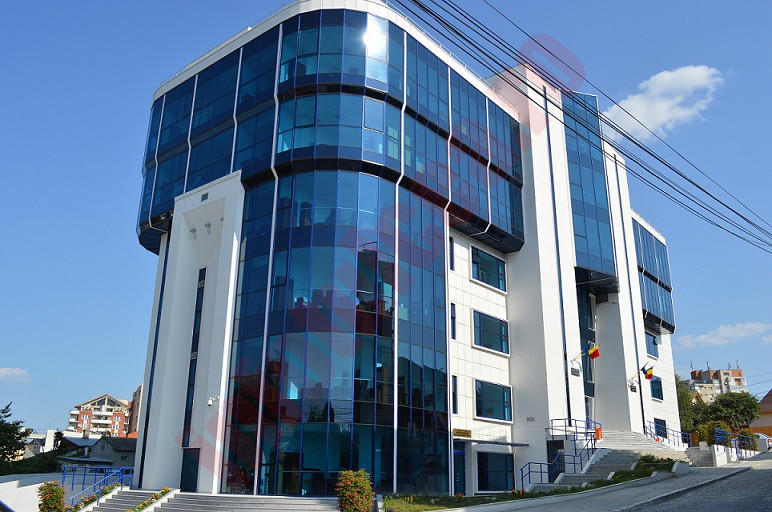 Trimis în judecată din arest la domiciliu pentru conducere fără permis