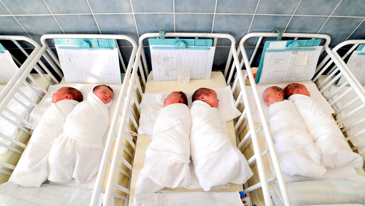 Bani mai mulți! Primăria Lugoj a majorat cuantumul tichetelor valorice pentru nou născuți