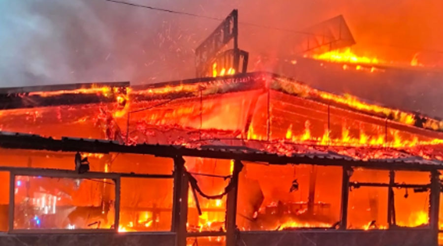 Anexă din lemn, mistuită de flăcări! Pompierii au găsit în interior o victimă carbonizată