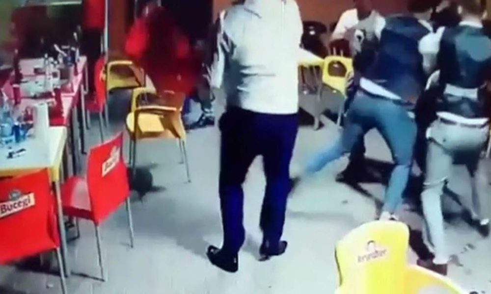 Şase persoane au fost reținute, după ce s-au bătut într-un bar! Cel mai tânăr bătăuș are 14 ani