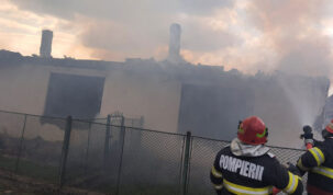 Femeie rănită în urma unui incendiu violent! Casa i-a fost mistuită de flăcări