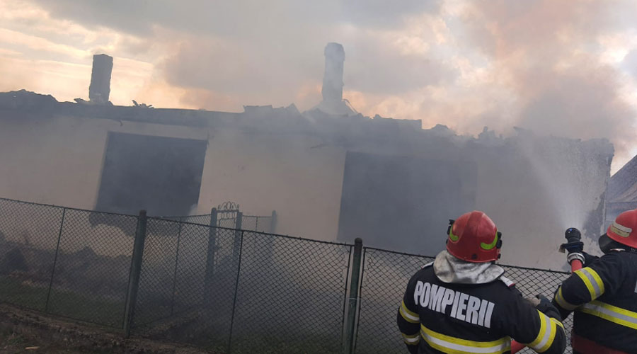 Femeie rănită în urma unui incendiu violent! Casa i-a fost mistuită de flăcări