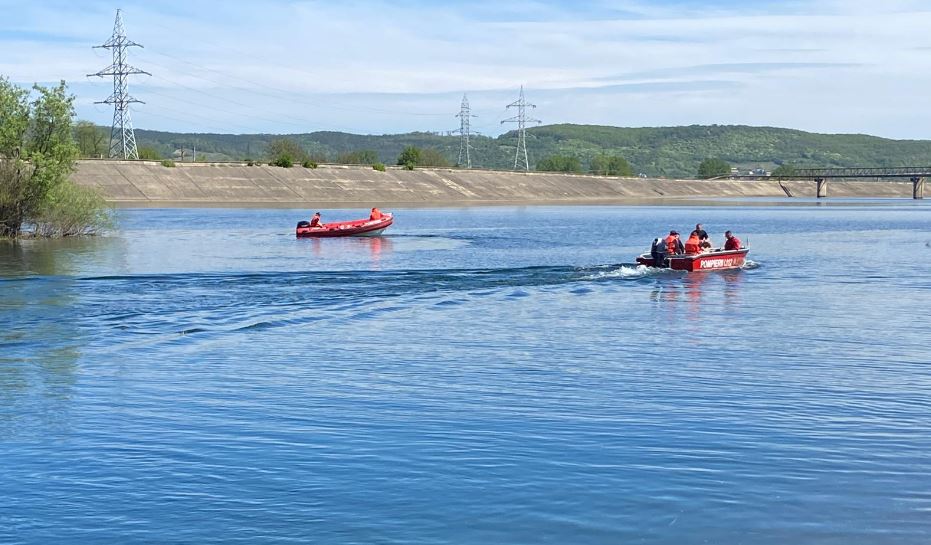 VIDEO Continuă căutările pentru găsirea persoanei înghițite de apă, ieri după amiază, într-un lac de acumulare!