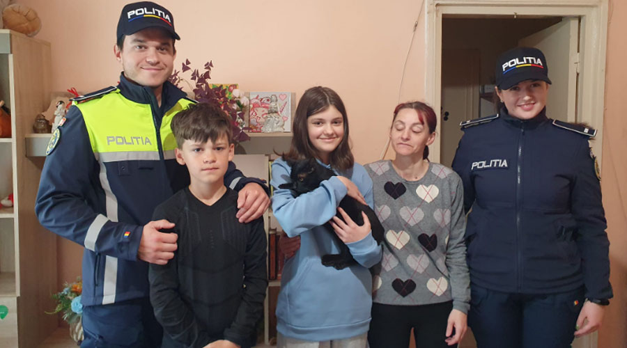 Video: Îngerii păzitori ai unei familii greu încercate poartă uniforme de polițist! Au adoptat o mamă și doi copilași