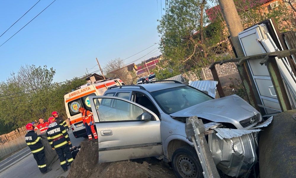 Bărbat rămas încarcerat în urma unui accident- FOTO
