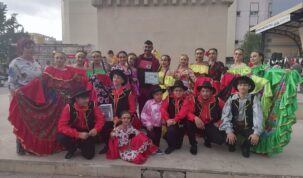 ”But berśa angle, rroma-len!”: Spectacol de Ziua Internațională a Romilor în piața civică!