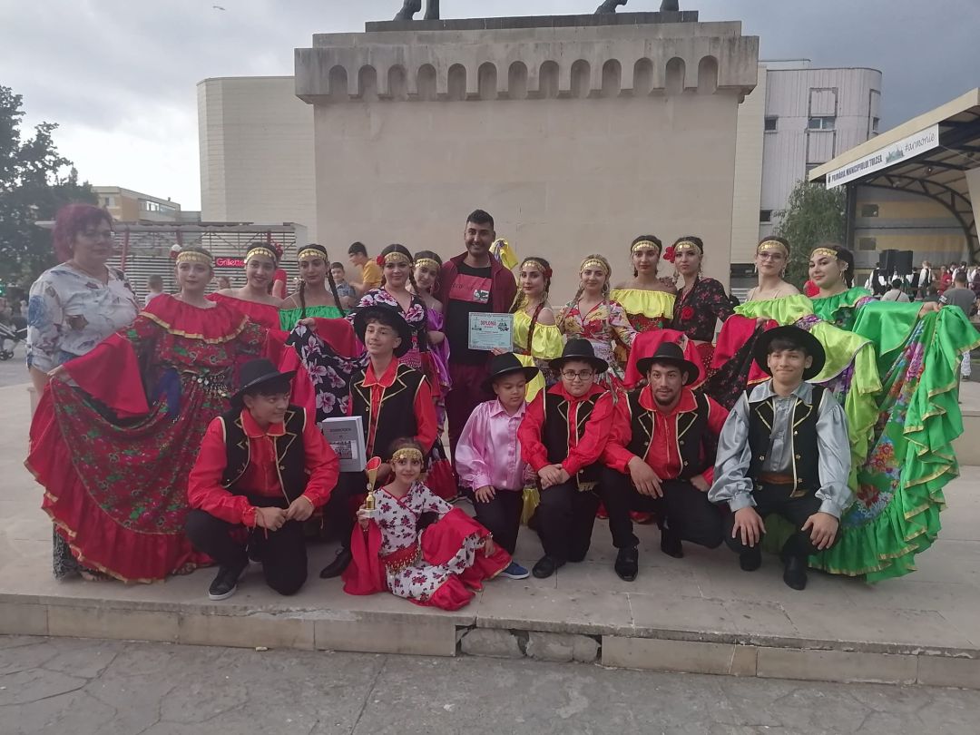 ”But berśa angle, rroma-len!”: Spectacol de Ziua Internațională a Romilor în piața civică!