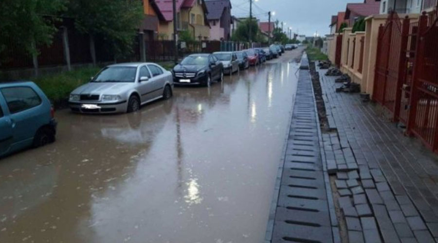 Cum pot fi prevenite inundaţiile în mediul rural? Reprezentanţii Aquatim trag un semnal de alarmă, cu privire la conectarea burlanelor, la reţeaua publică de canalizare