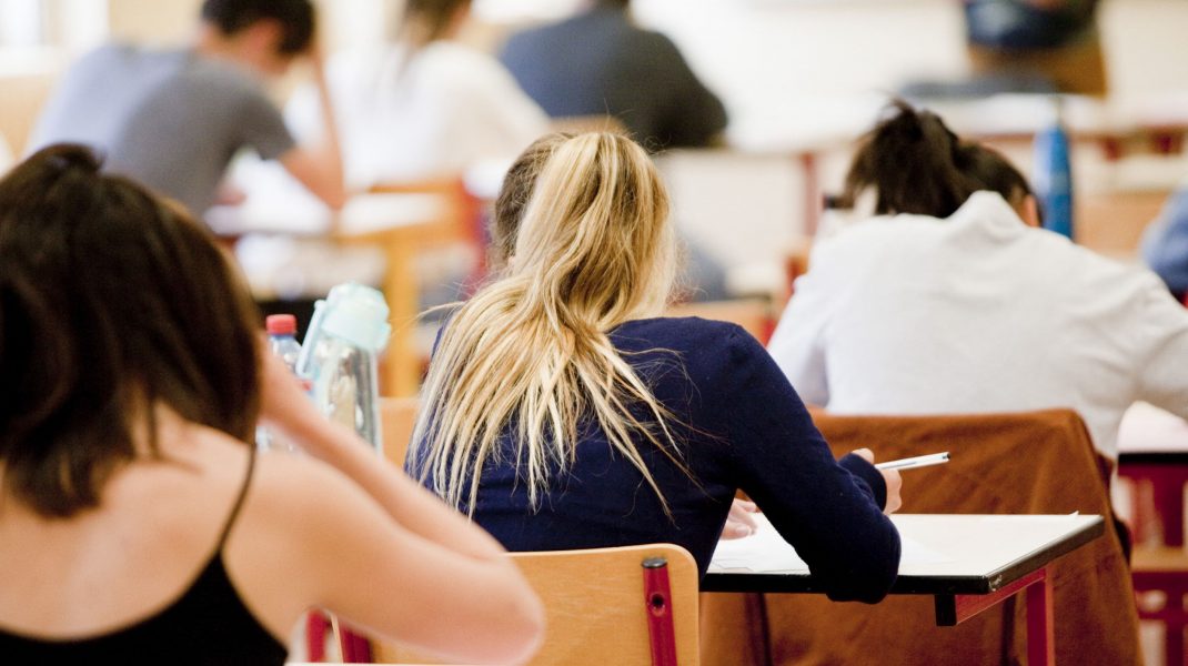Doi elevi din Timiș, eliminați de la Bac! Unul se uita pe telefon, iar celălalt avea căști