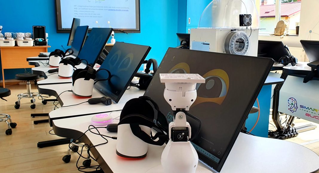 Liceenii din Făget vor învăța în laboratoare futuriste, cu ochelari de realitate virtuală și roboți