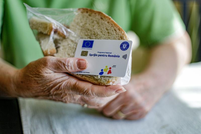 O nouă tranşă de 250 de lei intră pe cardurile persoanelor defavorizate