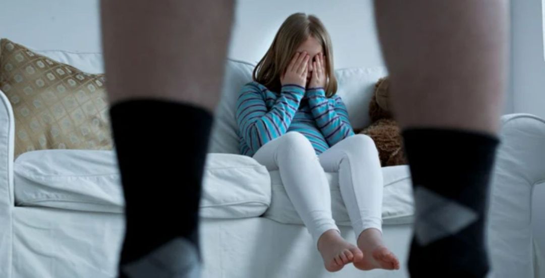 Un pedofil de 63 de ani arestat pentru că a violat o fetiță de 6 ani