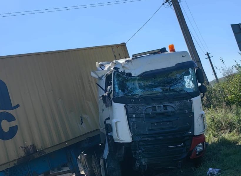 TIR răsturnat pe DE 581, la ieşirea din Huşi; şoferul în stare gravă