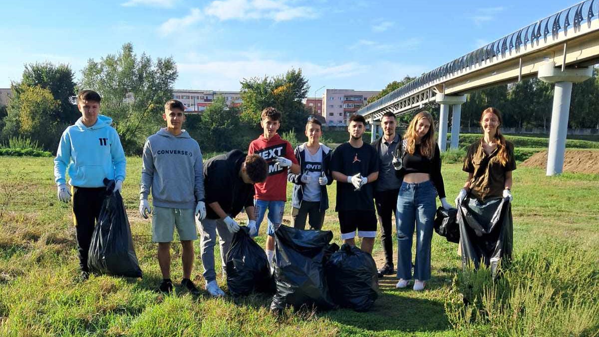 Natura este casa noastră! Sute de saci de deșeuri, adunați de voluntari în Lugoj și împrejurimi, în Ziua de curățenie națională