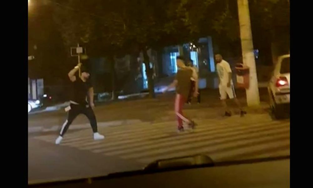 Dou hușeni au ajuns după gratii! Au bătut un ieșean cu pumnii și picioarele