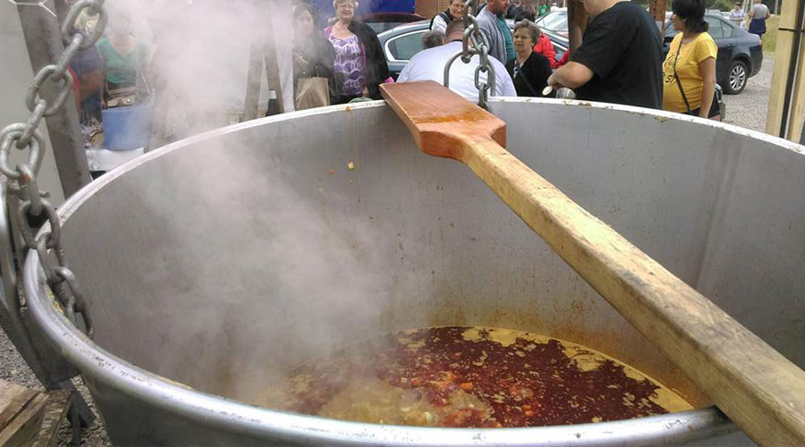 Raiul pofticioșilor! La Ghiroda, găsești astăzi cele mai delicioase preparate gătite la ceaun! Prezenți vor fi și comedianții Cornel Palade și Romică Țociu, car vor întreține atmosfera