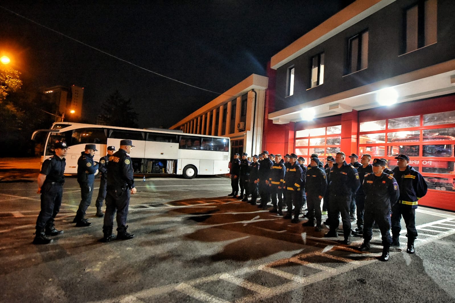 [FOTO] Sprijin! Pompierii lugojeni, în misiune pentru a sprijini eforturile de salvare și protejare în urma inundațiilor din Galați