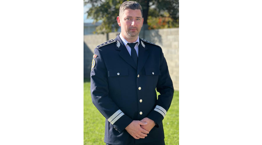 Înger păzitor cu uniformă de polițist! Cristian a salvat viața unui bunicuț, care s-a prăbușit la pământ, în parcarea unui magazin din Timișoara