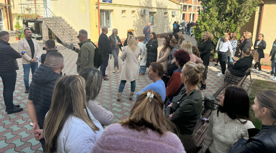 Protest, lângă Timișoara! Zeci de angajați ai Primăriei Giroc au ieșit în stradă să își strige nemulțumirile față de secretarul instituției