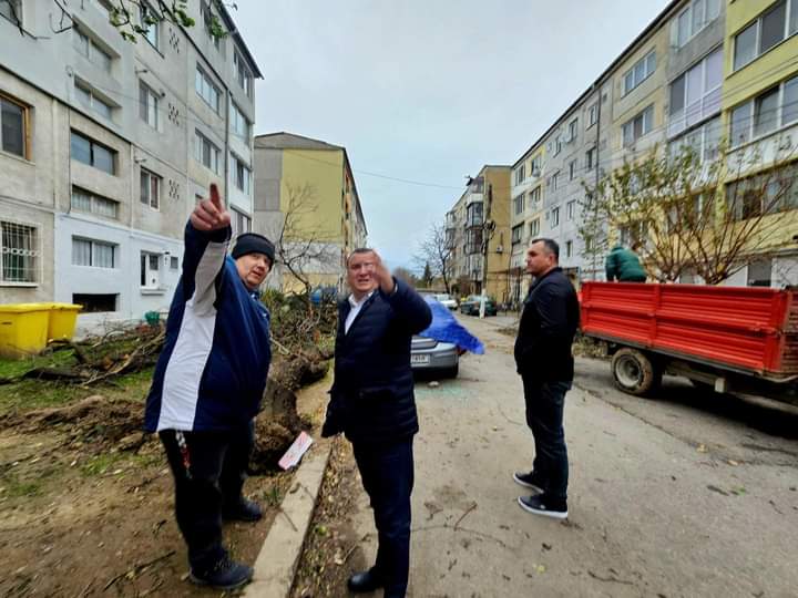 Acoperişul unui bloc şi câţiva copaci au fost doborâţi de vânt şi la Lugoj! Primarul Dobra a fost la faţa locului