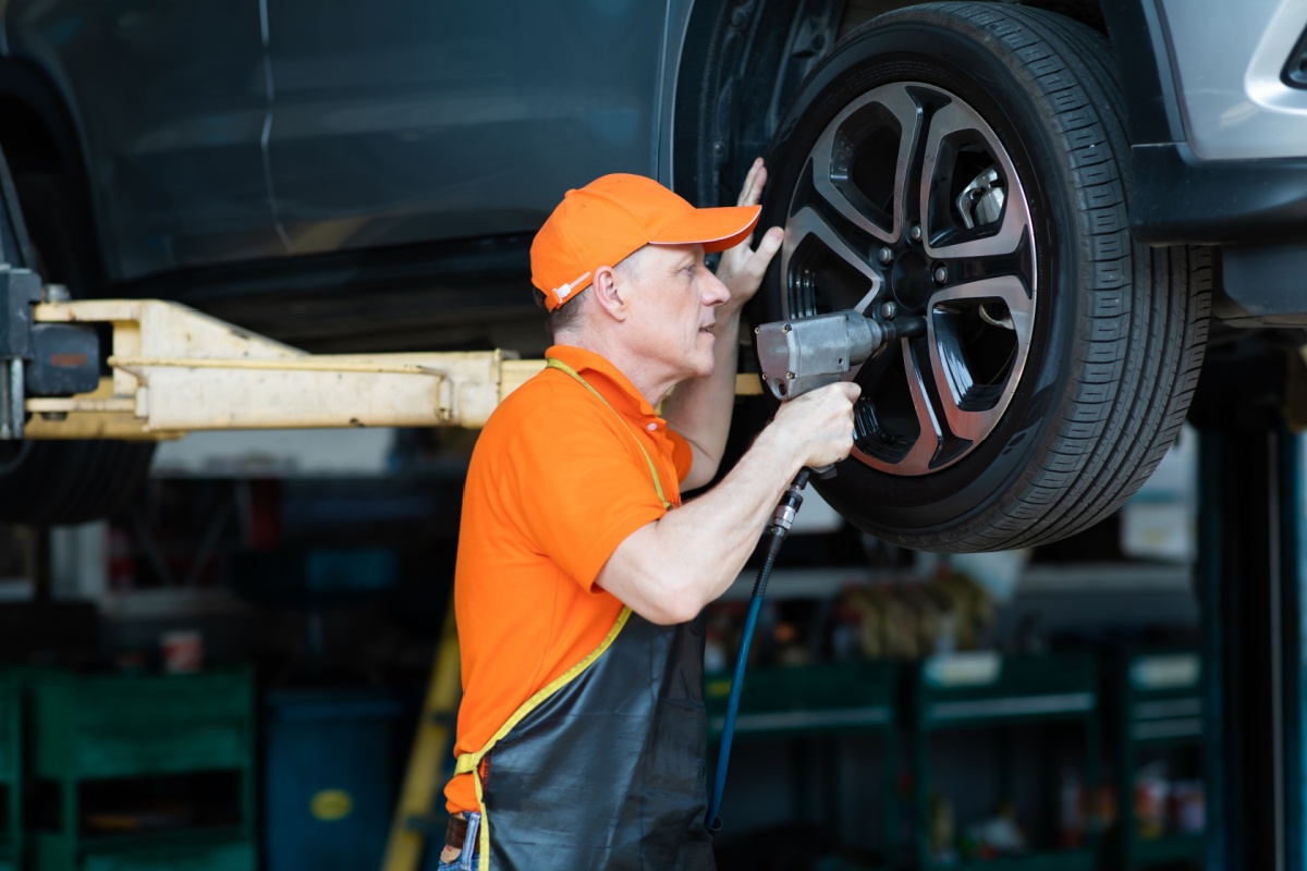4 situații în care un pistol pneumatic este indispensabil într-un service auto
