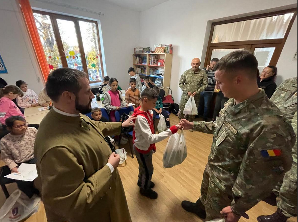 Cadouri pentru copii! Acțiune caritabilă a militarilor lugojeni, la centrul de zi din Făget