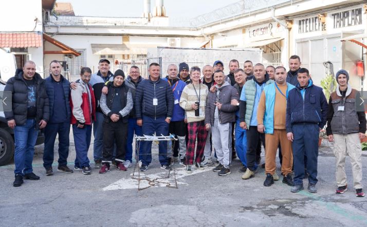 Expoziție inedită! 32 de deținuți din Penitenciarul Timișoara, deveniți artiști vizuali pentru o zi! Își vor expune lucrările în fața publicului!  