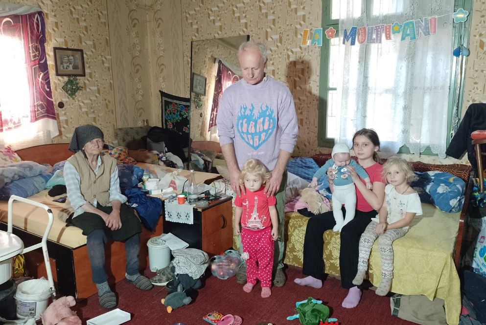 Dă o mână de ajutor pentru ca o familie cu patru copii, din Timiș, să poată trece cu bine peste iarnă! Casa le-a luat foc, iar tot ce își dorește tatăl micuților este să își repare locuința!