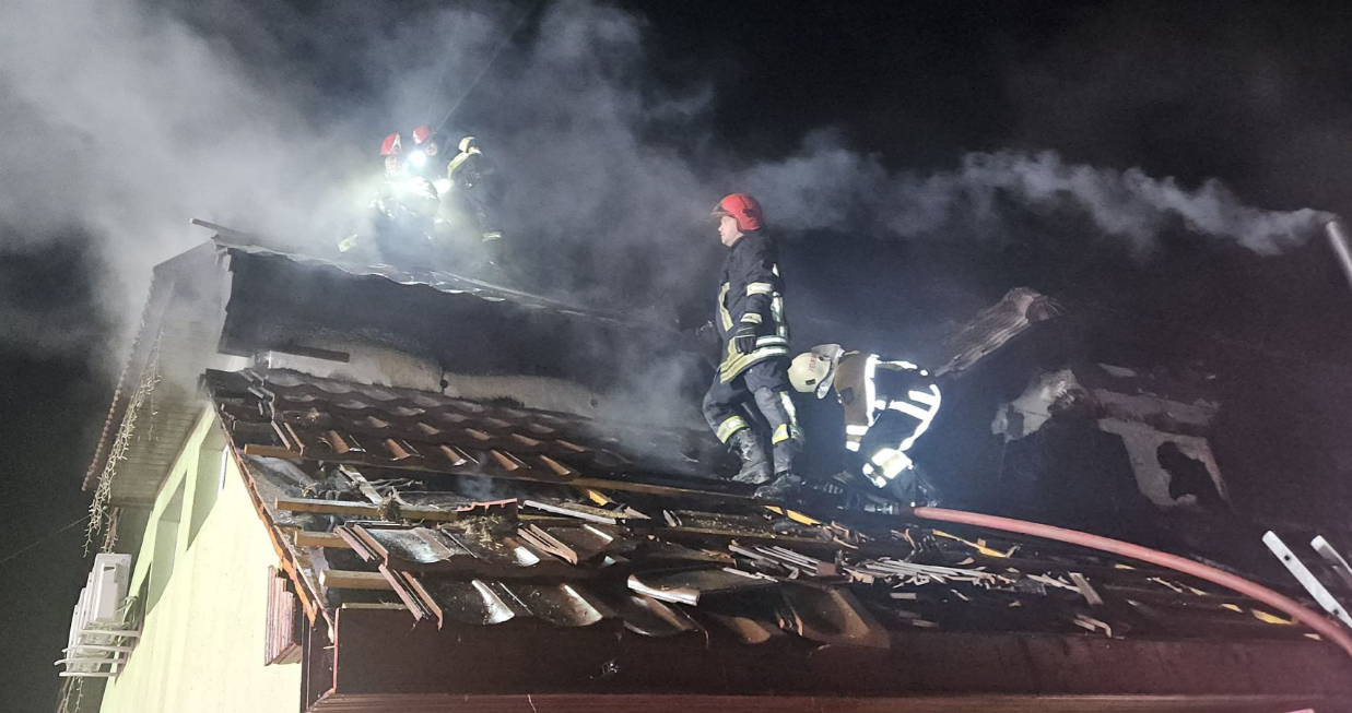 Incendiu puternic, la acoperișul unei case! Proprietarul a făcut atac de panică