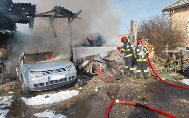 Gospodărie mistuită de flăcări! Au ars complet o magazie, dar și o mașină! De la ce a pornit incendiul?