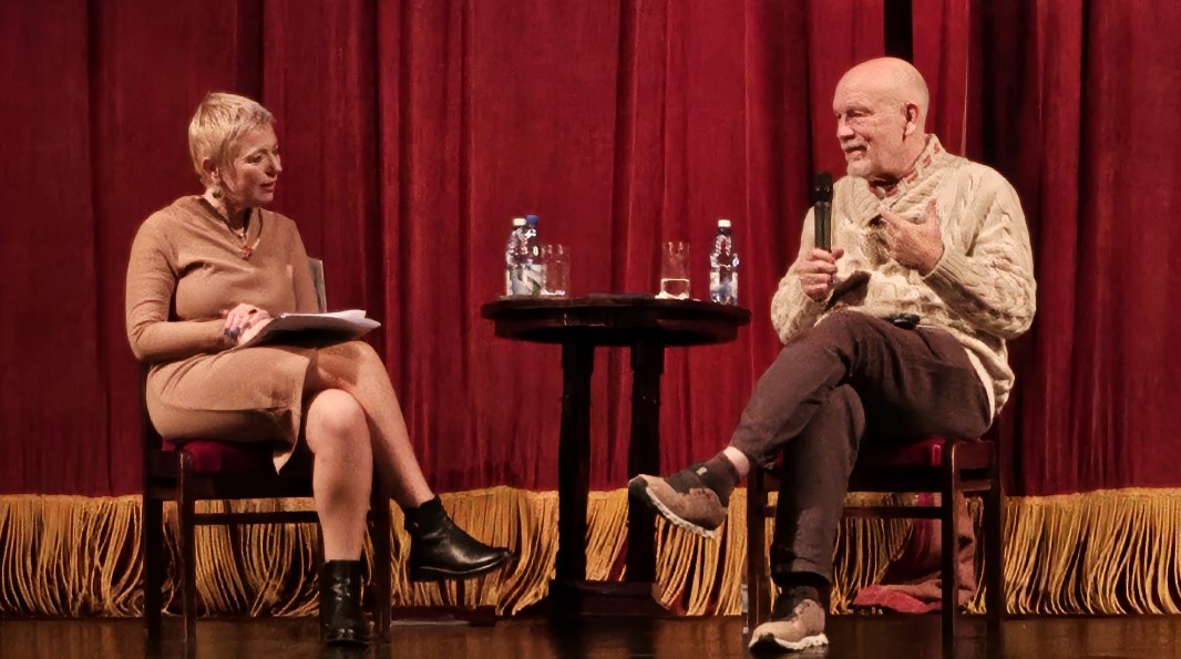 John Malkovich, din nou la Timișoara! Publicul îl va putea vedea în spectacolul The Infamous Ramirez Hoffman, pe scena Teatrului Național!