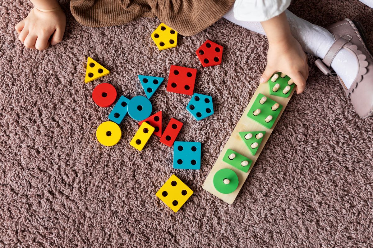 Top jucării Montessori care susțin dezvoltarea senzorială la copiii de 1-2 ani