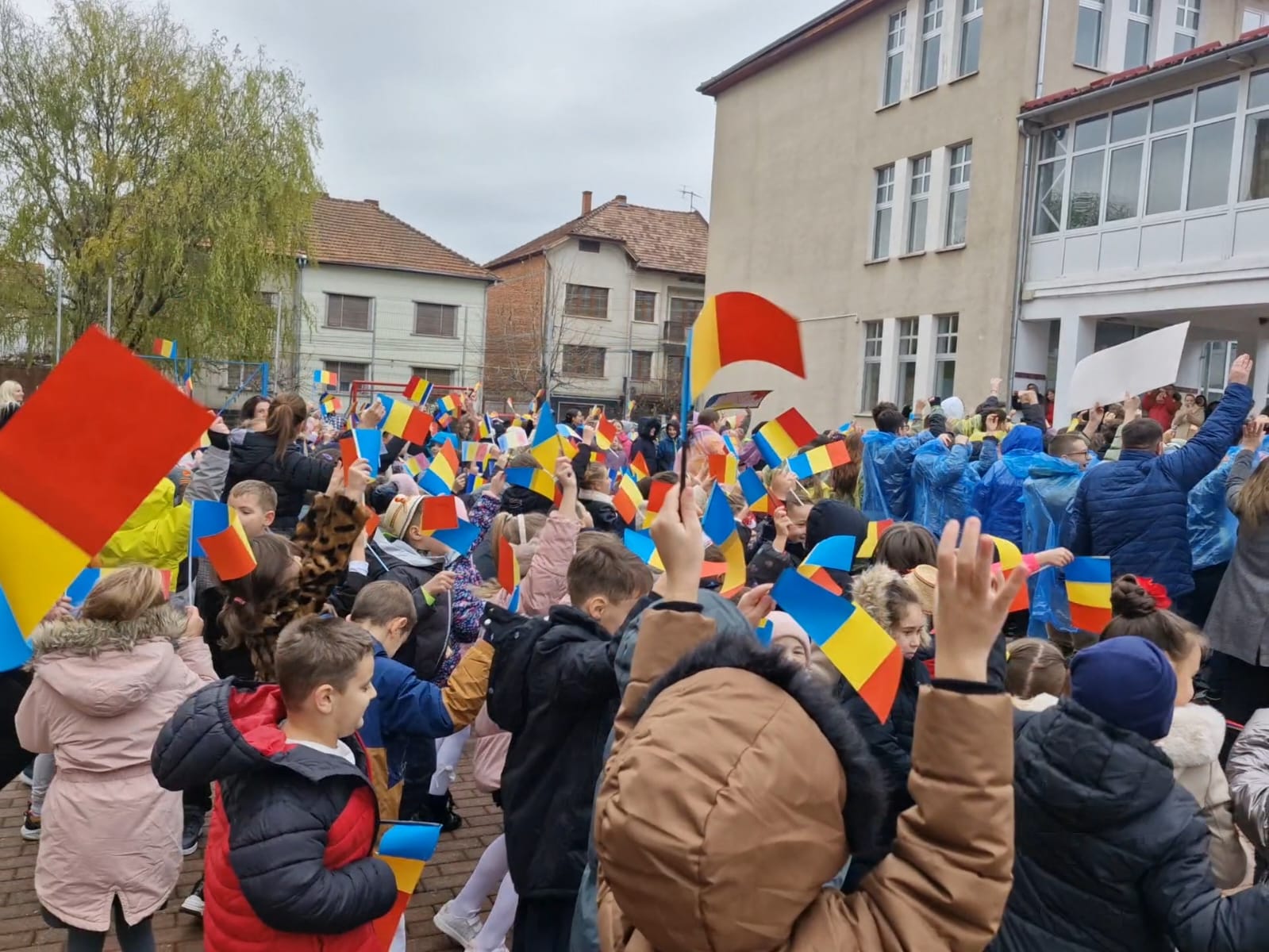 [FOTO] Suflet de român! Elevii de la Școala Gimnazială ”Eftimie Murgu” au îmbrăcat straie de sărbătoare pentru a marca, în avans, Ziua Națională