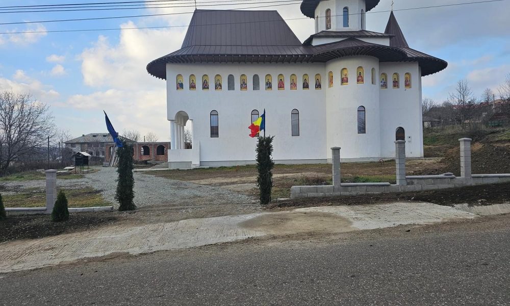 Prima slujbă în noua biserică din Bălteni, o sărbătoare pentru comunitate