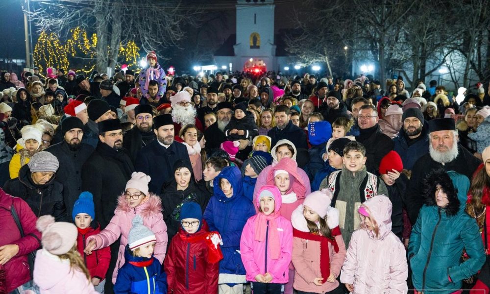 Curtea Episcopiei Hușilor a devenit neîncăpătoare pentru cei peste 1500 de copii care au primit cadouri de la Moș Crăciun