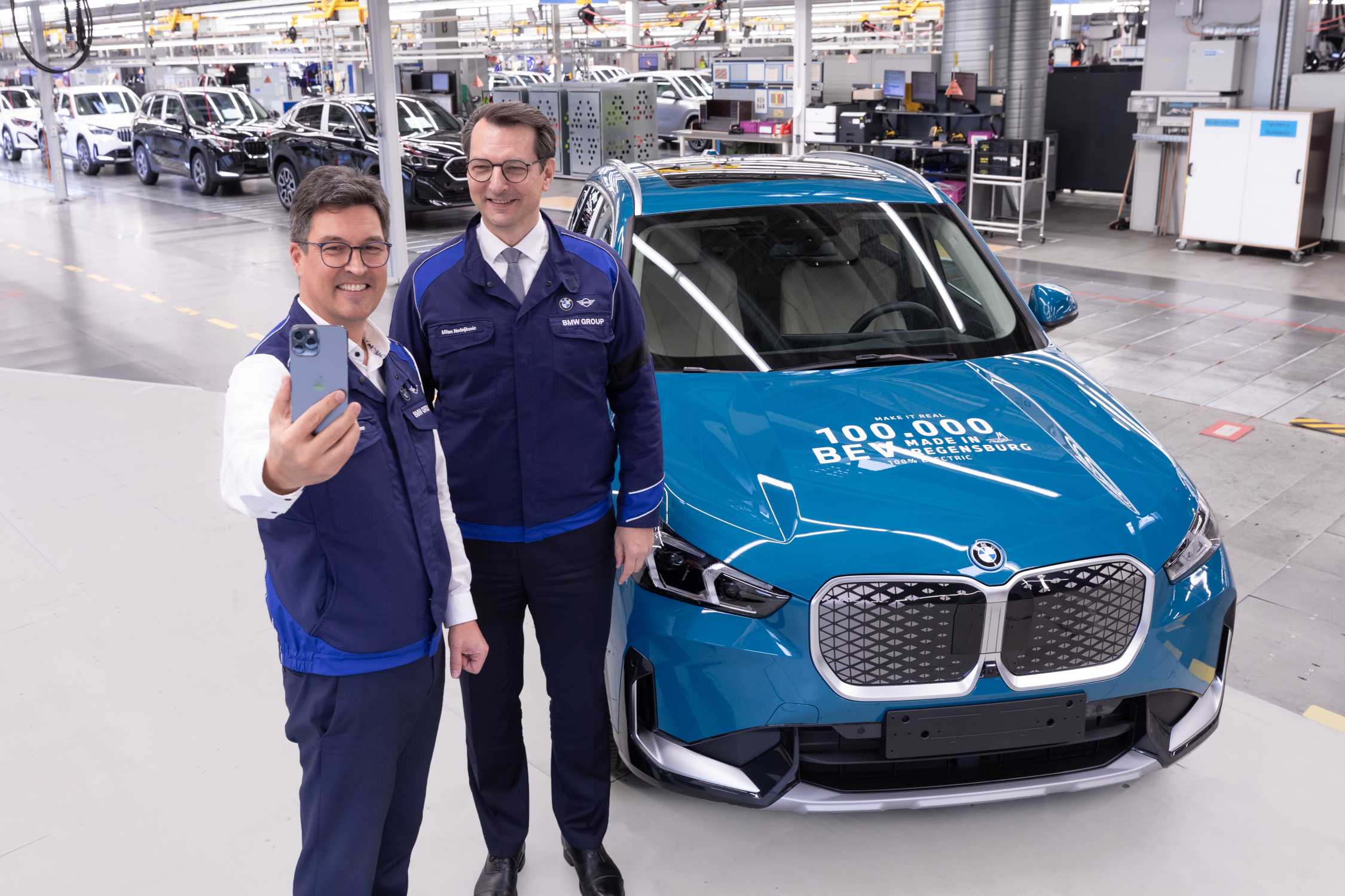 Uzina BMW Group din Regensburg stabileşte un nou record, cu 100.000 de automobile electrice produse în 2024