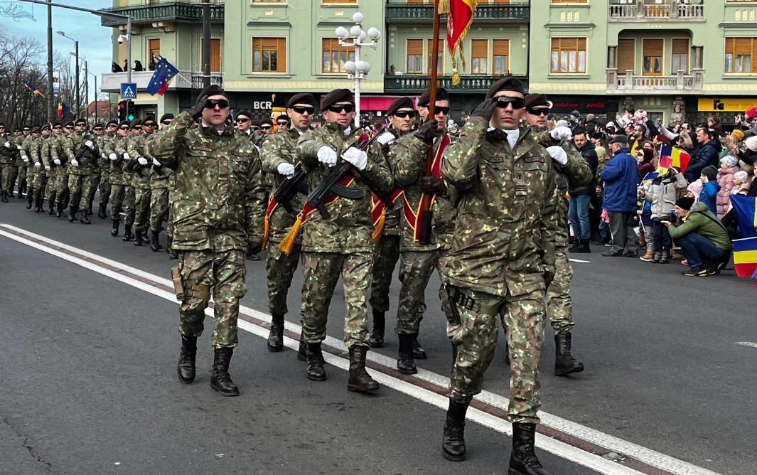 FOTO/VIDEO: Ziua Națională a României, marcată cu paradă militară, la Timișoara! Evenimentul a atras sute de spectatori