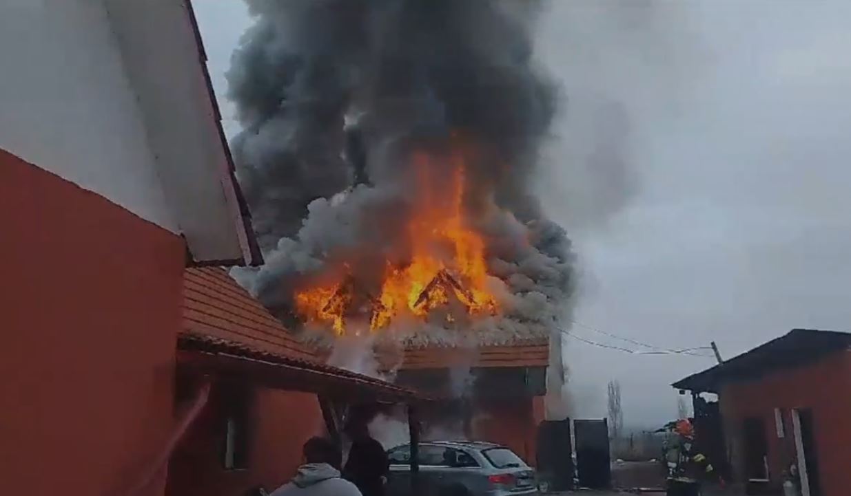 VIDEO Gospodărie mistuită de flăcări! Pompierii s-au chinuit o oră și jumătate să stingă incendiul!