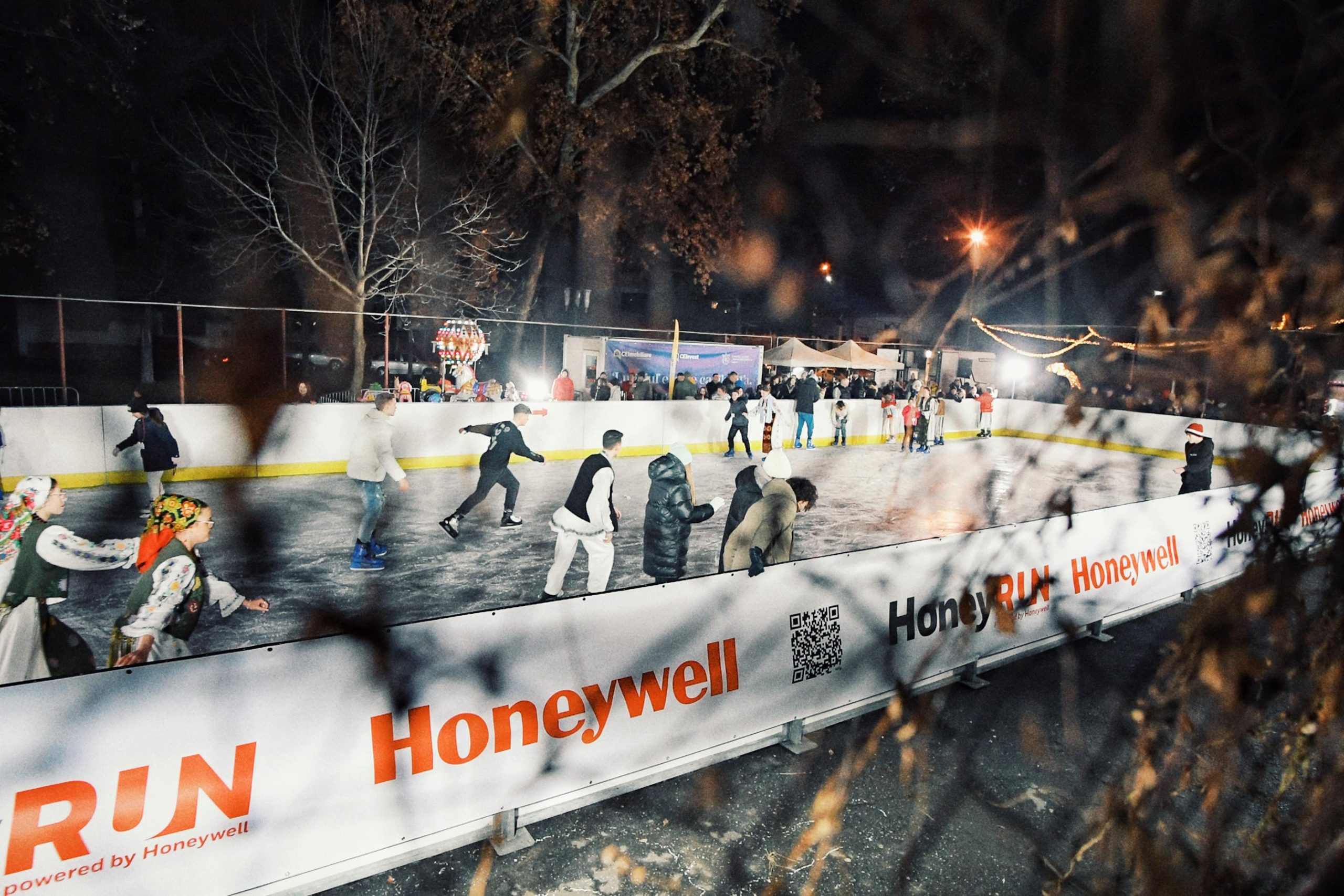 [FOTO] Start la distracție! S-a deschis patinoarul