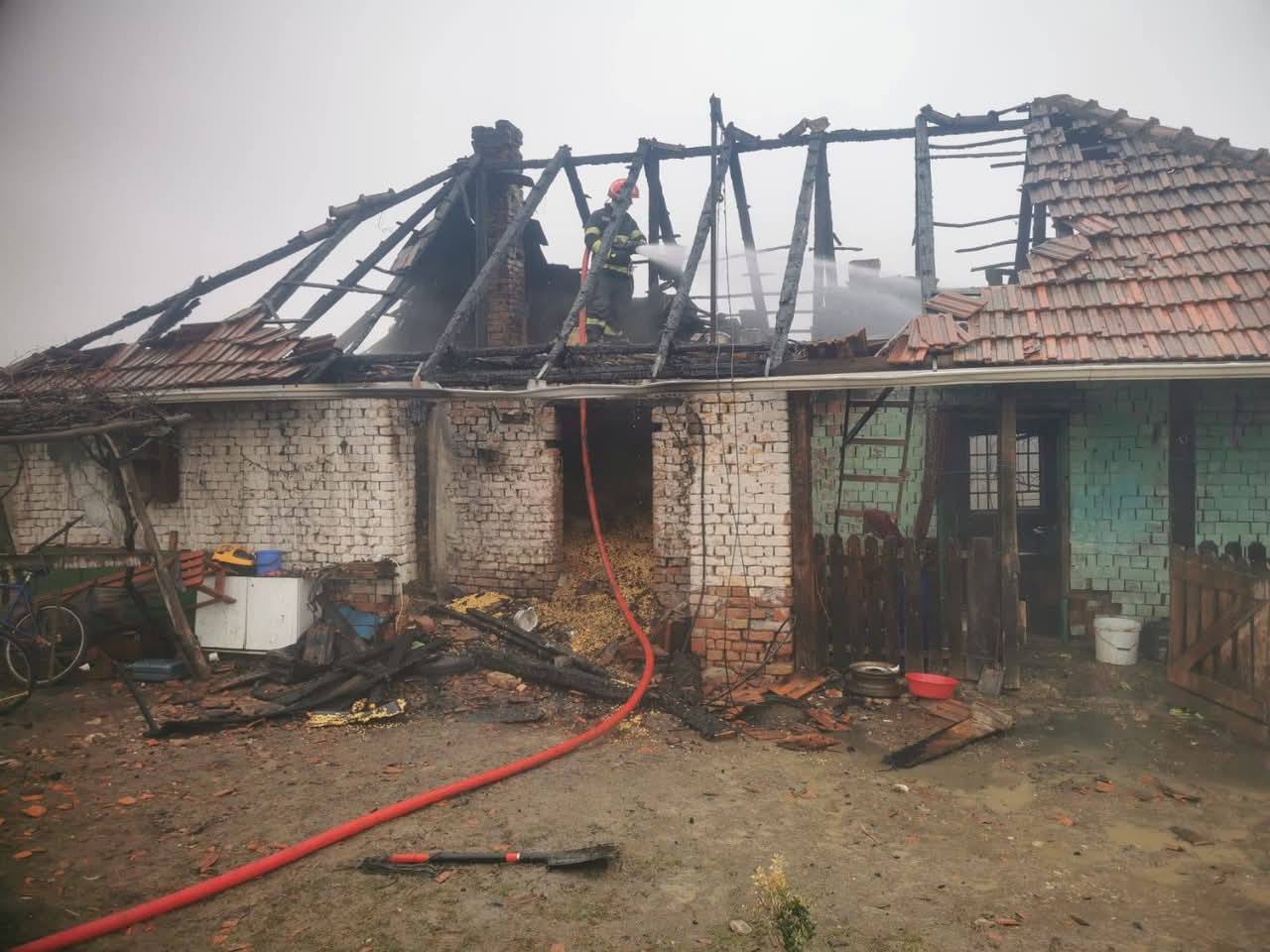 E nevoie de ajutor! O familie cu doi copii rămași doar cu hainele de pe ei, după un incendiu devastator