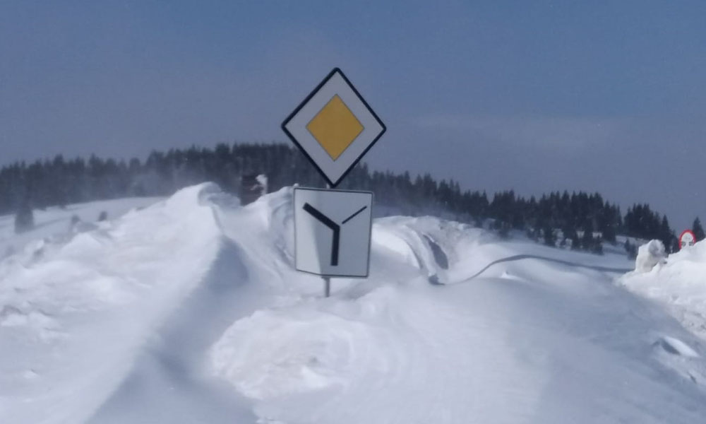 Drumul montan dintre Cabana Dichiu și Piatra Arsă rămâne închis circulației rutiere