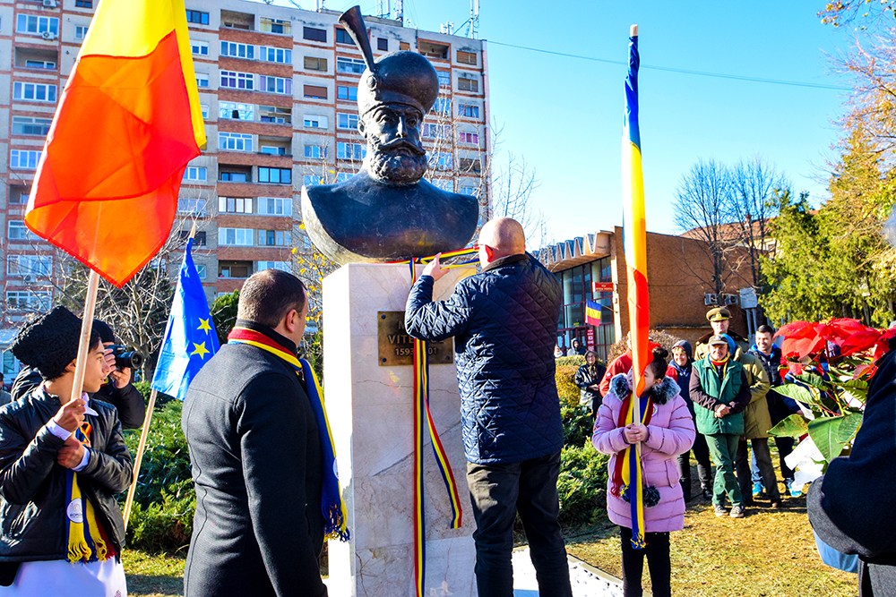 Hora Unirii la bustul lui Mihai Viteazu! Manifestări organizate de Primăria Lugoj cu ocazia Micii Uniri