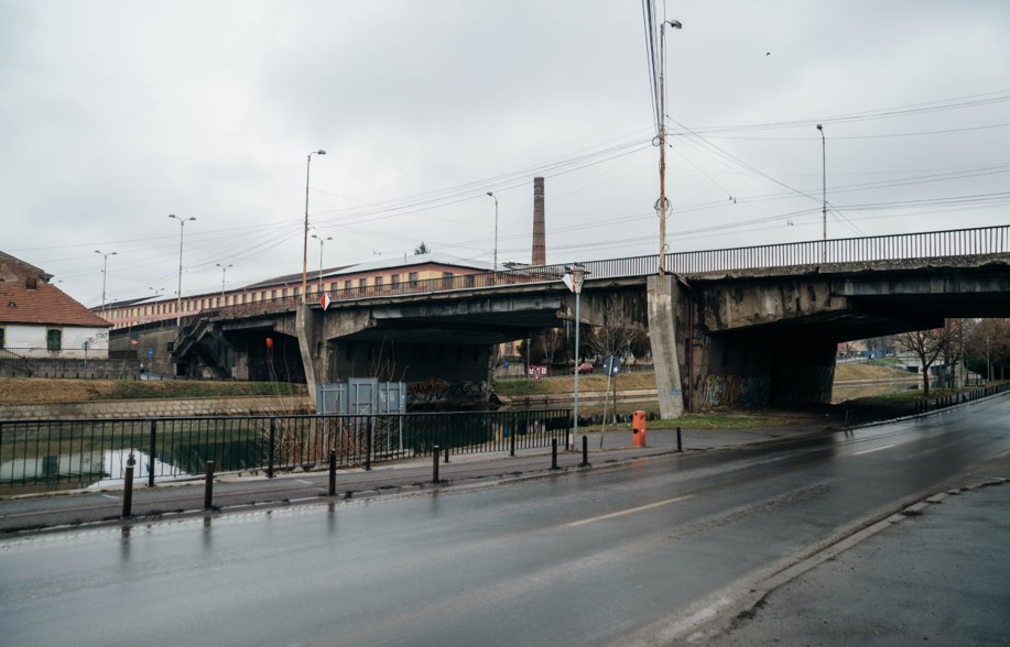 Podul Muncii de lângă fosta fabrică de țigări, demolat și construit din nou! Actuala structură de rezistență nu mai prezintă siguranță!
