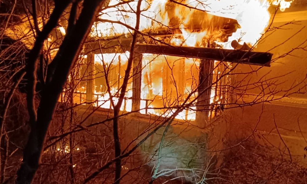 O anexă distrusă, locuința parțial salvată- FOTO